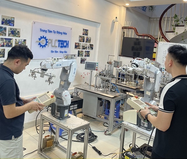 Học Lập Trình Robot Công Nghiệp